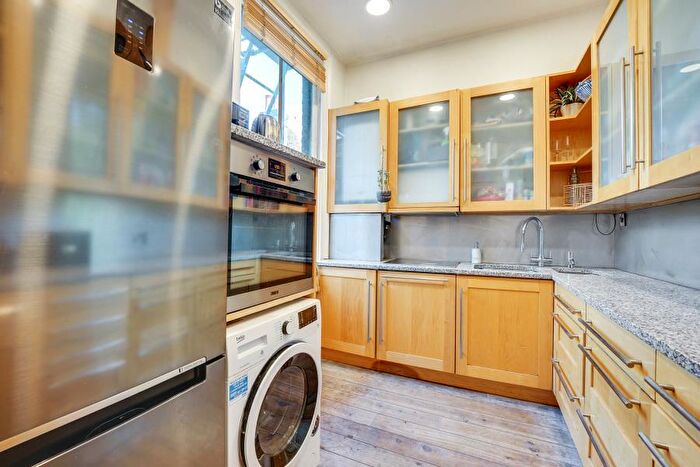 2 Bedroom Flat To Rent In Graham Road, Hackney, E8