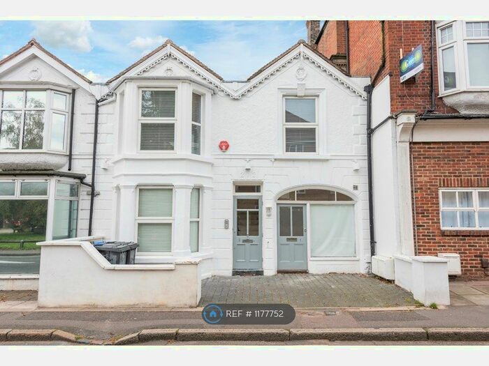 2 Bedroom Flat To Rent In Station Road, Addlestone KT15