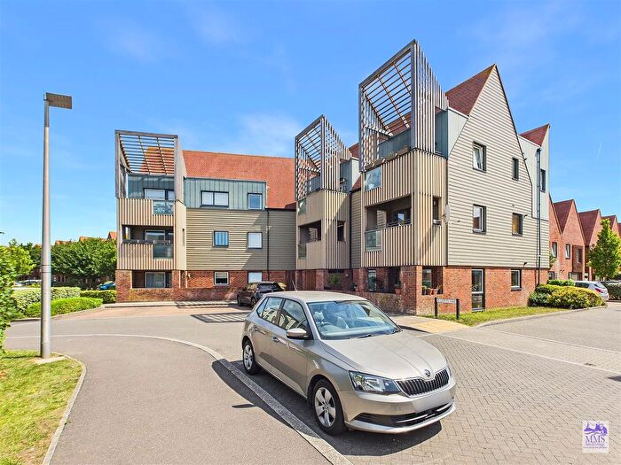 2 Bedroom Flat For Sale In Elliotts Way, Chatham, ME4