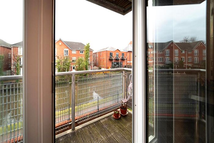 2 Bedroom Apartment To Rent In Waterside, Sale, M33