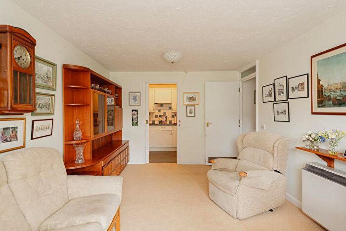 2 Bedroom Flat To Rent In Belmont Road, Leatherhead, KT22