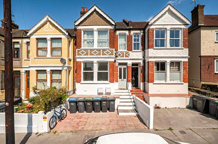 2 Bedroom Apartment For Sale In Beauchamp Road, London, SE19