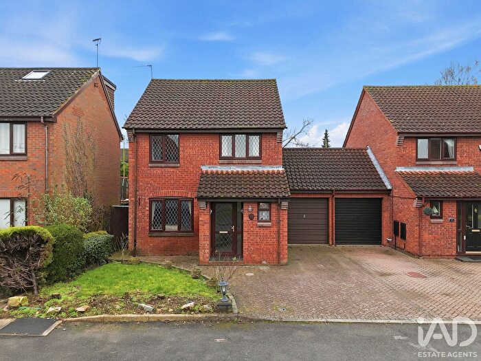 3 Bedroom Link Detached House For Sale In Winchester Close, Bishop's Stortford, CM23