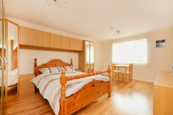 Studio To Rent In Ruston Road, Woolwich, London, SE18