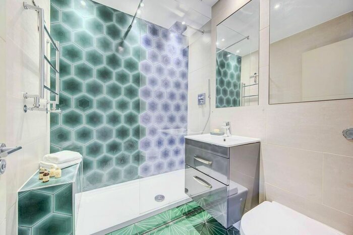 1 Bedroom Flat To Rent In Kempsford Gardens, Earls Court, London, SW5
