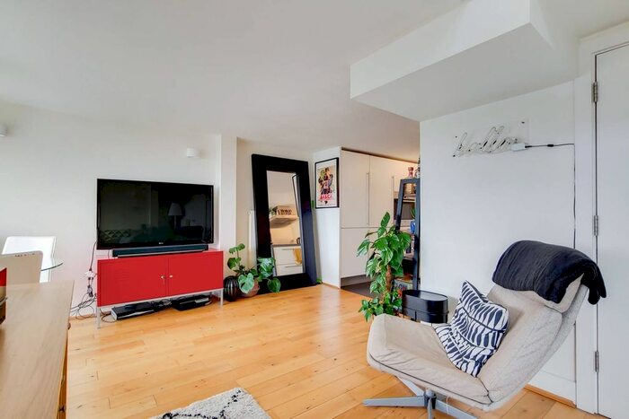 2 Bedroom Flat To Rent In Cadogan Road, Woolwich, London, SE18