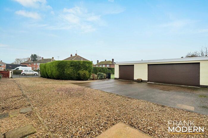 4 Bedroom Detached Bungalow For Sale In Seas End Road, Moulton Seas End, PE12
