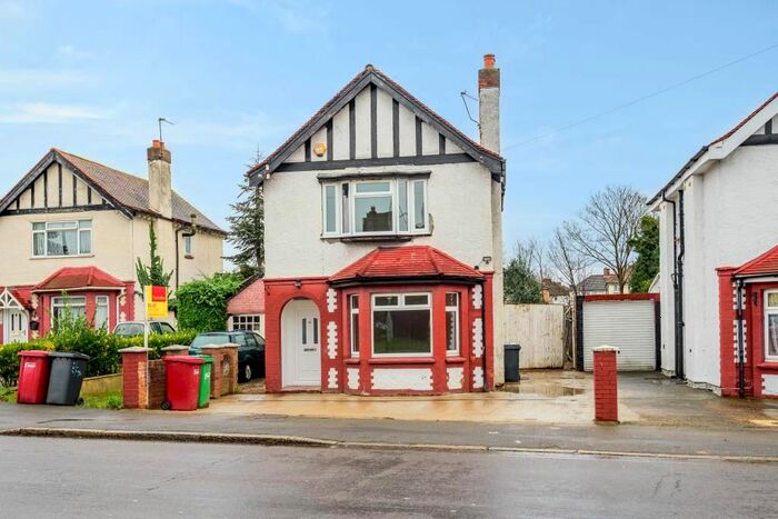 3 Bedroom Detached House To Rent In Farnham Road, Slough SL2