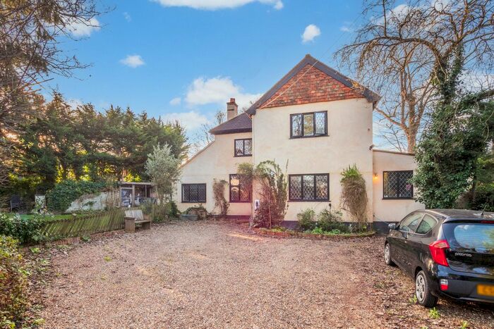 4 Bedroom Detached House To Rent In Tudor Close, Wallington, SM6