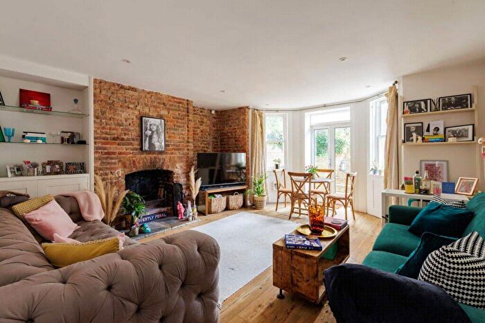2 Bedroom Flat For Sale In Sydney Road, Guildford, Surrey, GU1