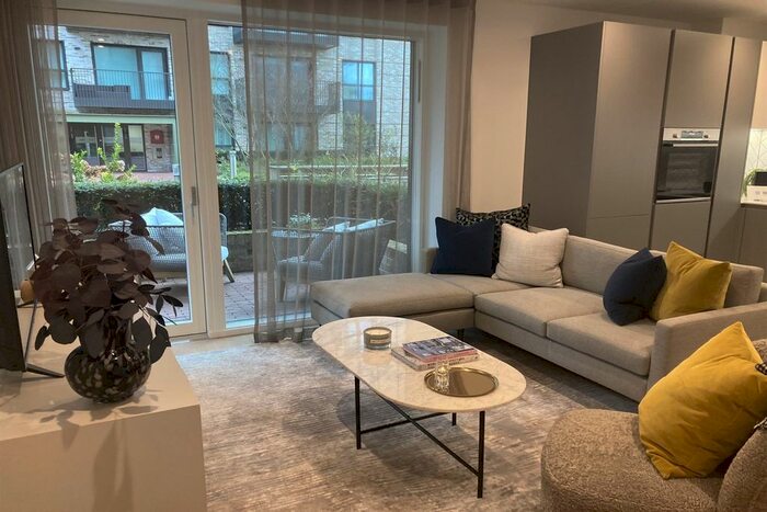 2 Bedroom Flat To Rent In Greenleaf Walk, Southall, UB1