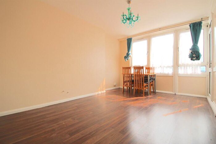 3 Bedroom Flat To Rent In Moody Street, London, E1