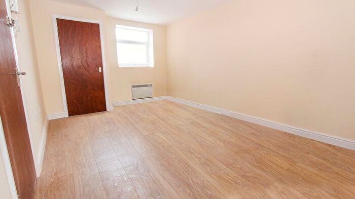 2 Bedroom Flat To Rent In Cricklewood Lane, NW2