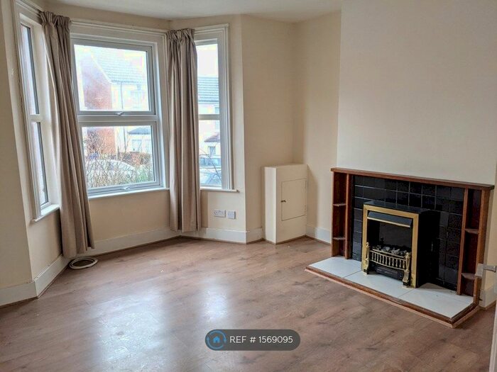 3 Bedroom Semi-Detached House To Rent In Waterloo Road, Aldershot, GU12