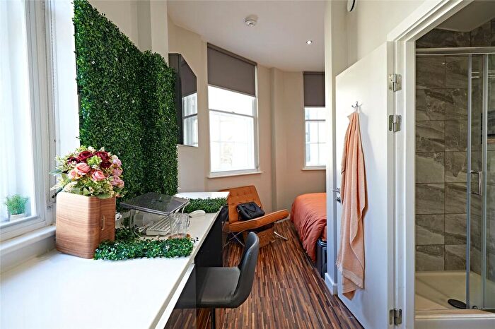 Apartment To Rent In Apt, Cross Street #, M2