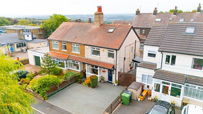 3 Bedroom Semi-Detached House For Sale In Billingwood Drive, Leeds, LS19