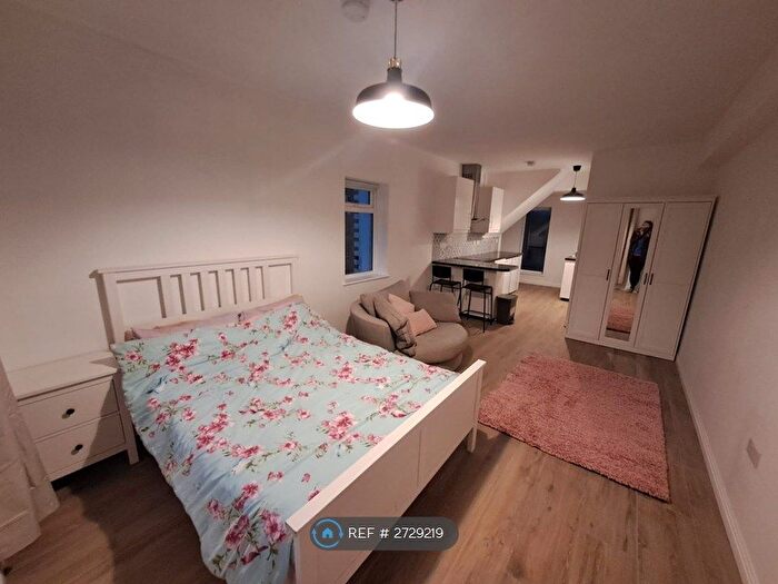 Studio To Rent In Baron Road, Penarth, CF64