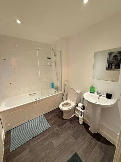 2 Bedroom Flat To Rent In Hampden Crescent, Bracknell, Berkshire, RG12