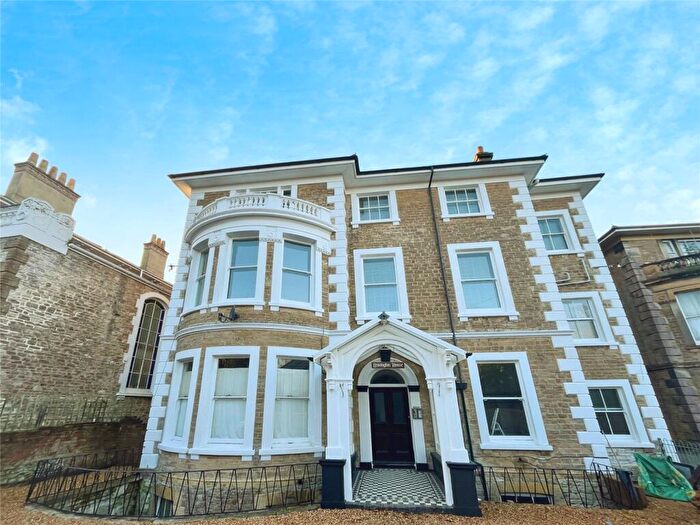 2 Bedroom Flat To Rent In East Hill Road, Ryde, Isle Of Wight, PO33
