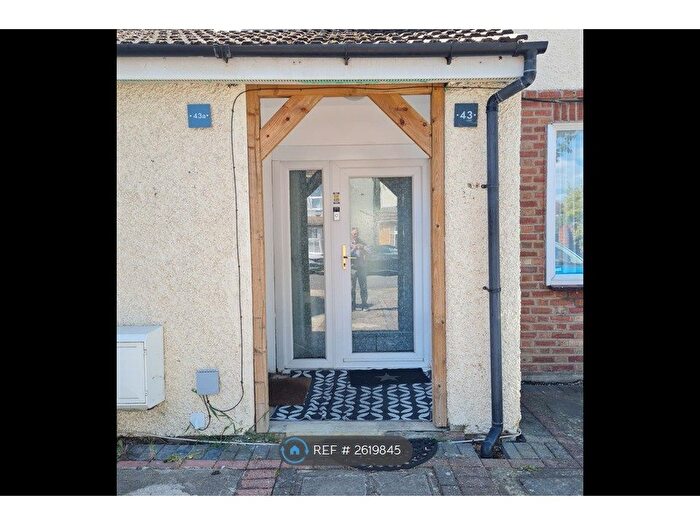 3 Bedroom Terraced House To Rent In Willow St, Romford, RM7