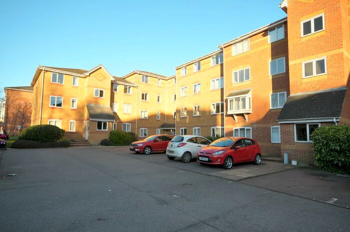 2 Bedroom Flat To Rent In Ascot Court, Aldershot GU11