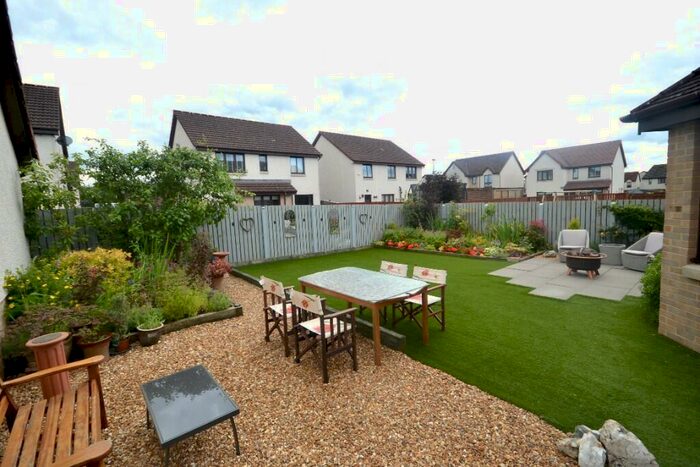 4 Bedroom Detached House For Sale In Greenfinch Avenue, G68