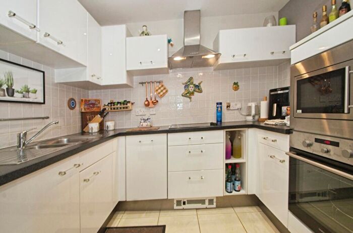 1 Bedroom Flat For Sale In Jones Point House, Ferry Court, Cardiff, CF11