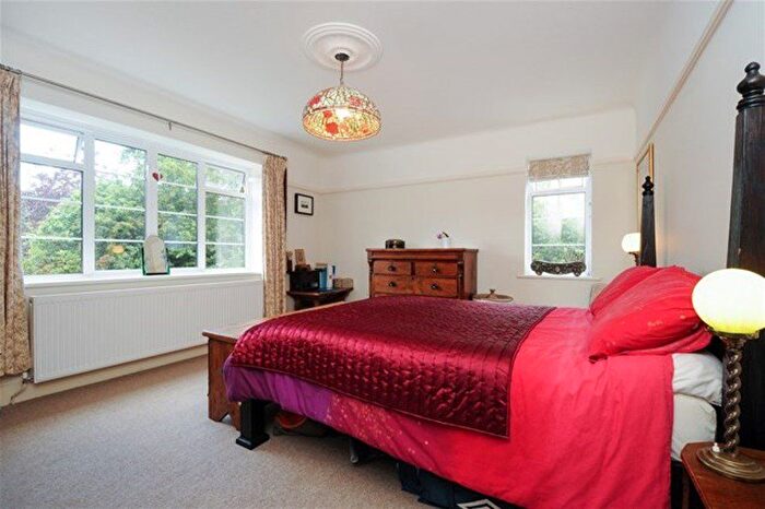 3 Bedroom Flat To Rent In Chester Close, Richmond, TW10