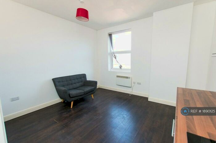 1 Bedroom Flat To Rent In Dovercastle, Nottingham, NG7