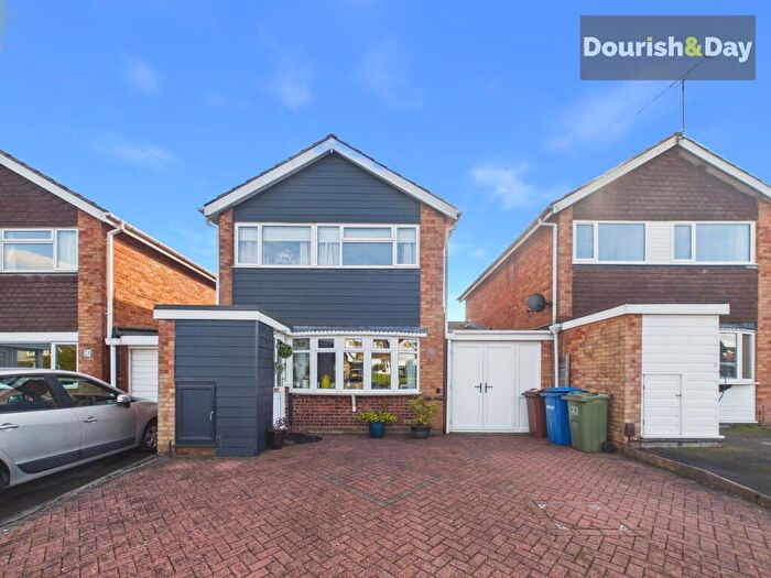 3 Bedroom Detached House For Sale In Lawnsfield Walk, Stafford, ST16