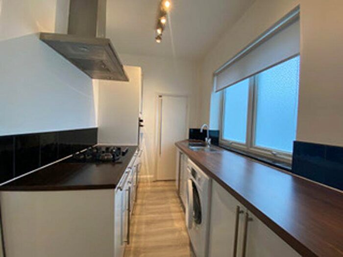 2 Bedroom Flat To Rent In Harrow Gardens, Warlingham, CR6