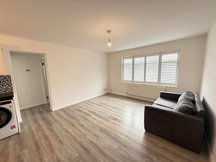 1 Bedroom Flat To Rent In Windsor Court, Southgate, N14