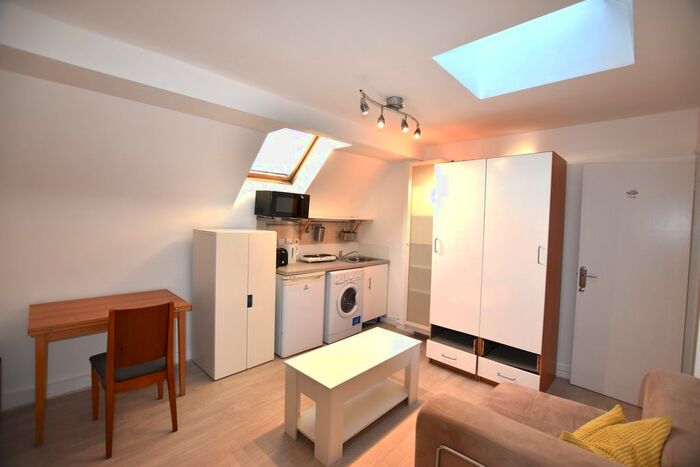 Studio To Rent In Oaklands Grove, Shepherds Bush, W12