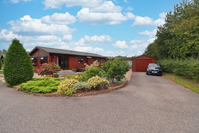 2 Bedroom Mobile/park Home For Sale In Willow Lane, Torksey, LN1