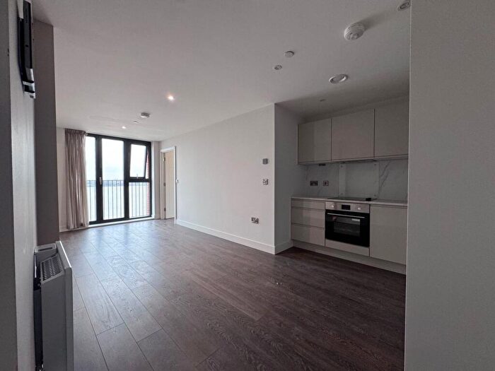 2 Bedroom Flat To Rent In Triskelion Way, West Waterloo Place, L3