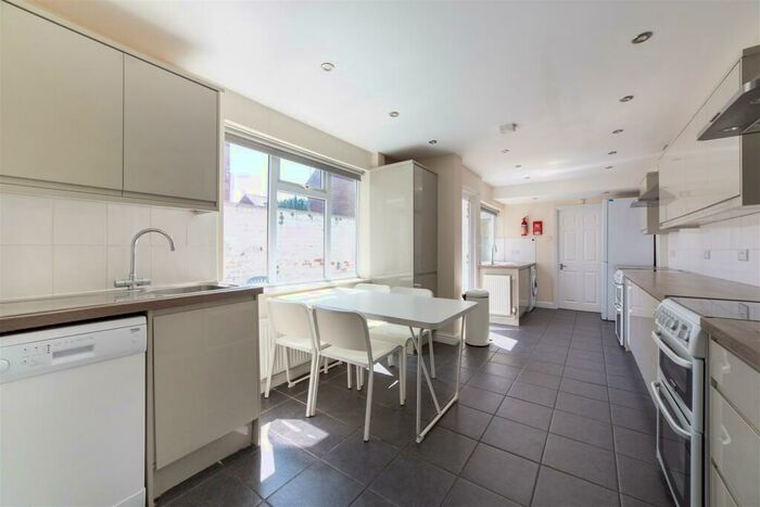 6 Bedroom Terraced House To Rent In &#;pppw - Heaton Hall Road, Heaton, NE6