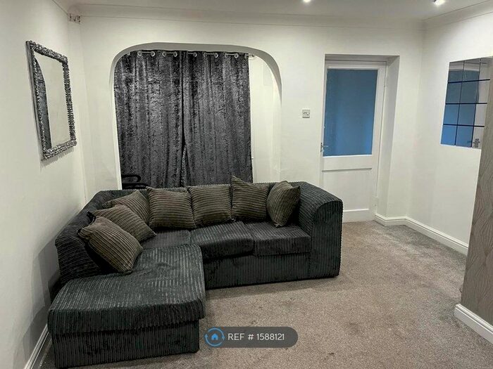 3 Bedroom Semi-Detached House To Rent In Beech Grove, Crewe, CW1