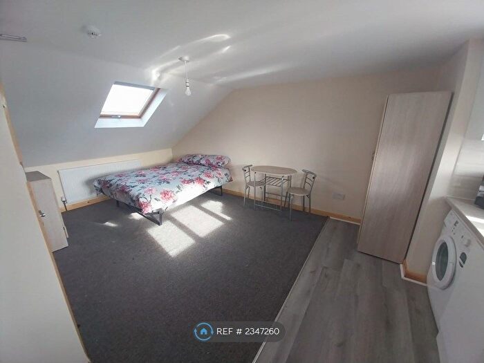 Studio To Rent In Bowes Road, London, N13