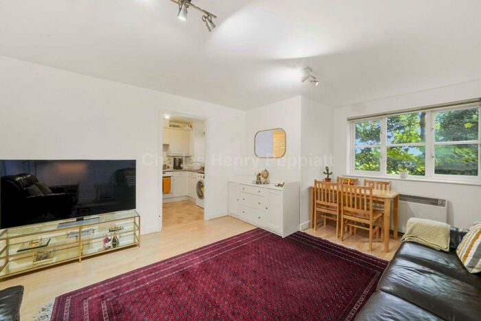2 Bedroom Apartment To Rent In Pickard Close, Southgate, N14
