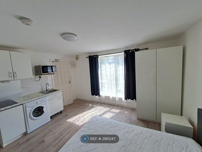 Studio To Rent In Whitehills Road, Loughton, IG10