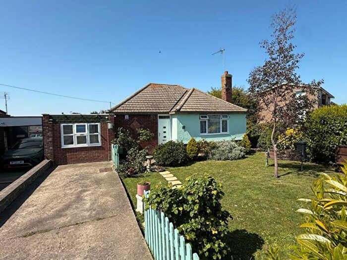 3 Bedroom Detached Bungalow For Sale In Walton Road, Walton-on-the-naze, CO14