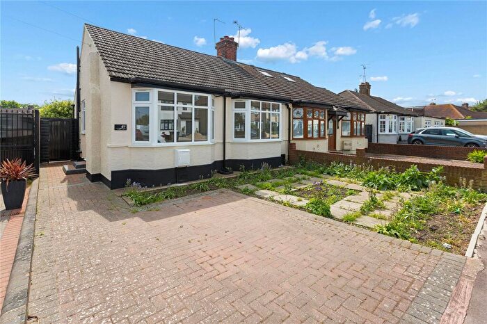 2 Bedroom Bungalow For Sale In Lincoln Avenue, Romford, RM7