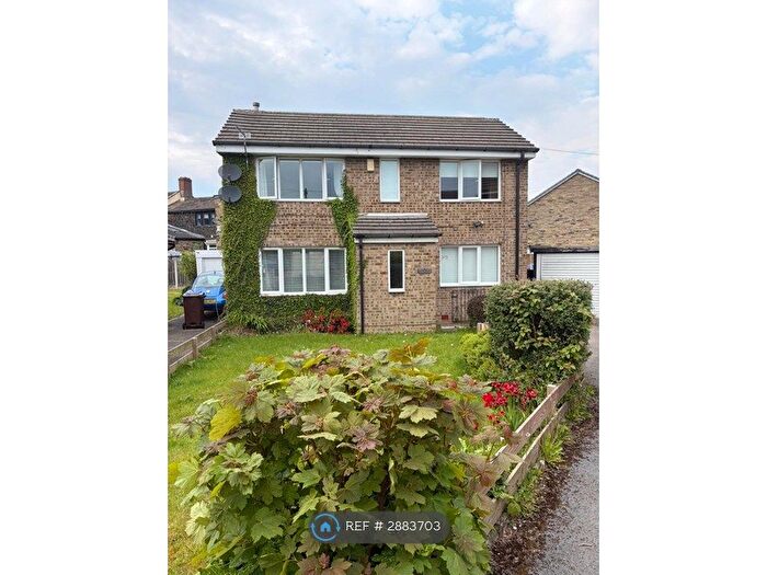 3 Bedroom Detached House To Rent In Purley Walk, Bradford, BD6