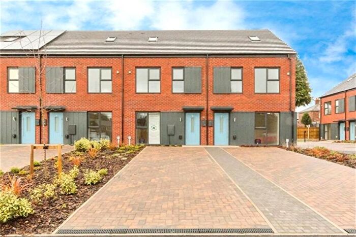 4 Bedroom Town House To Rent In Loom Close, Macclesfield, SK10