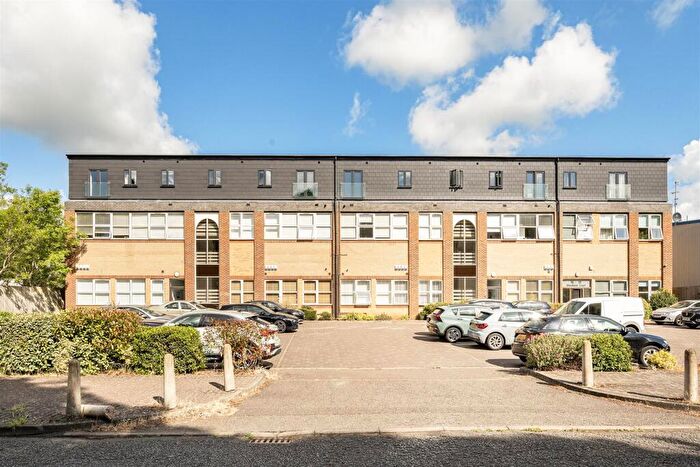 2 Bedroom Apartment To Rent In Woodland Court, Soothouse Spring, St Albans, AL3