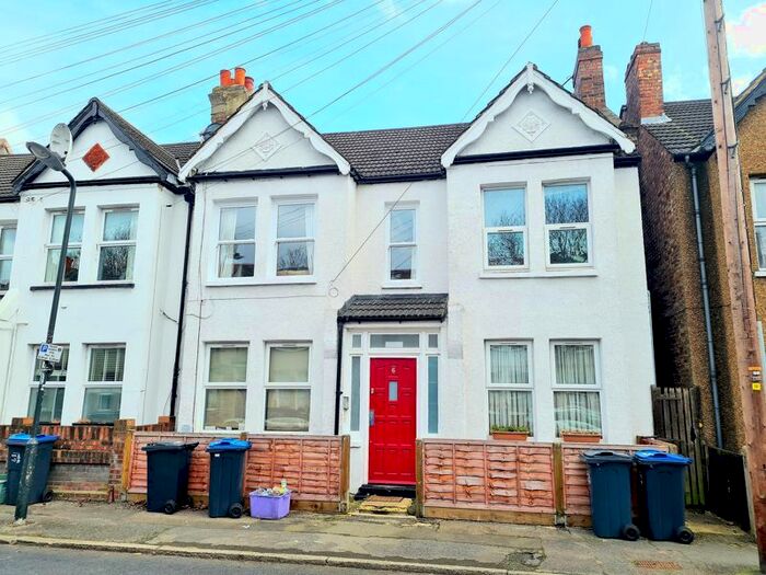 1 Bedroom Flat To Rent In West Gardens, Colliers Wood, London, SW17