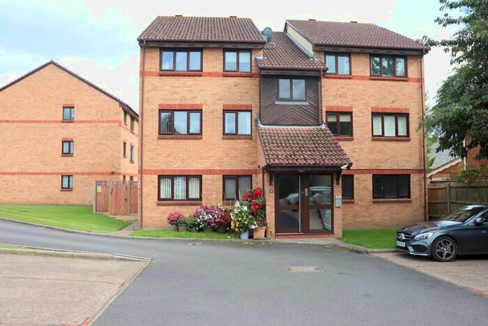 1 Bedroom Flat To Rent In Escott Place, Chertsey, KT16