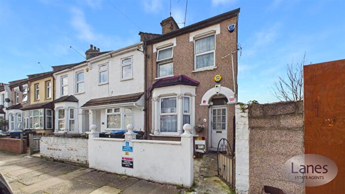 2 Bedroom End Of Terrace House For Sale In Wellington Avenue, London, N9