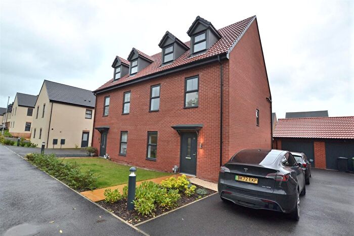 4 Bedroom Semi-Detached House For Sale In Charnian Way, Shepshed, Leicestershre, LE12