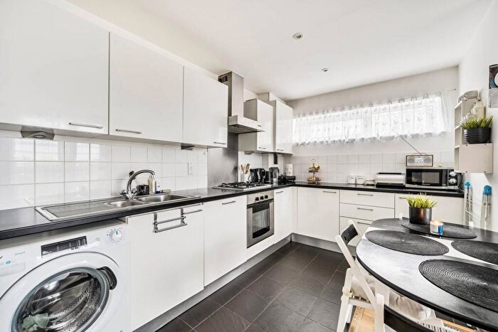 2 Bedroom Flat For Sale In Solar House, Wood Green, London, N22